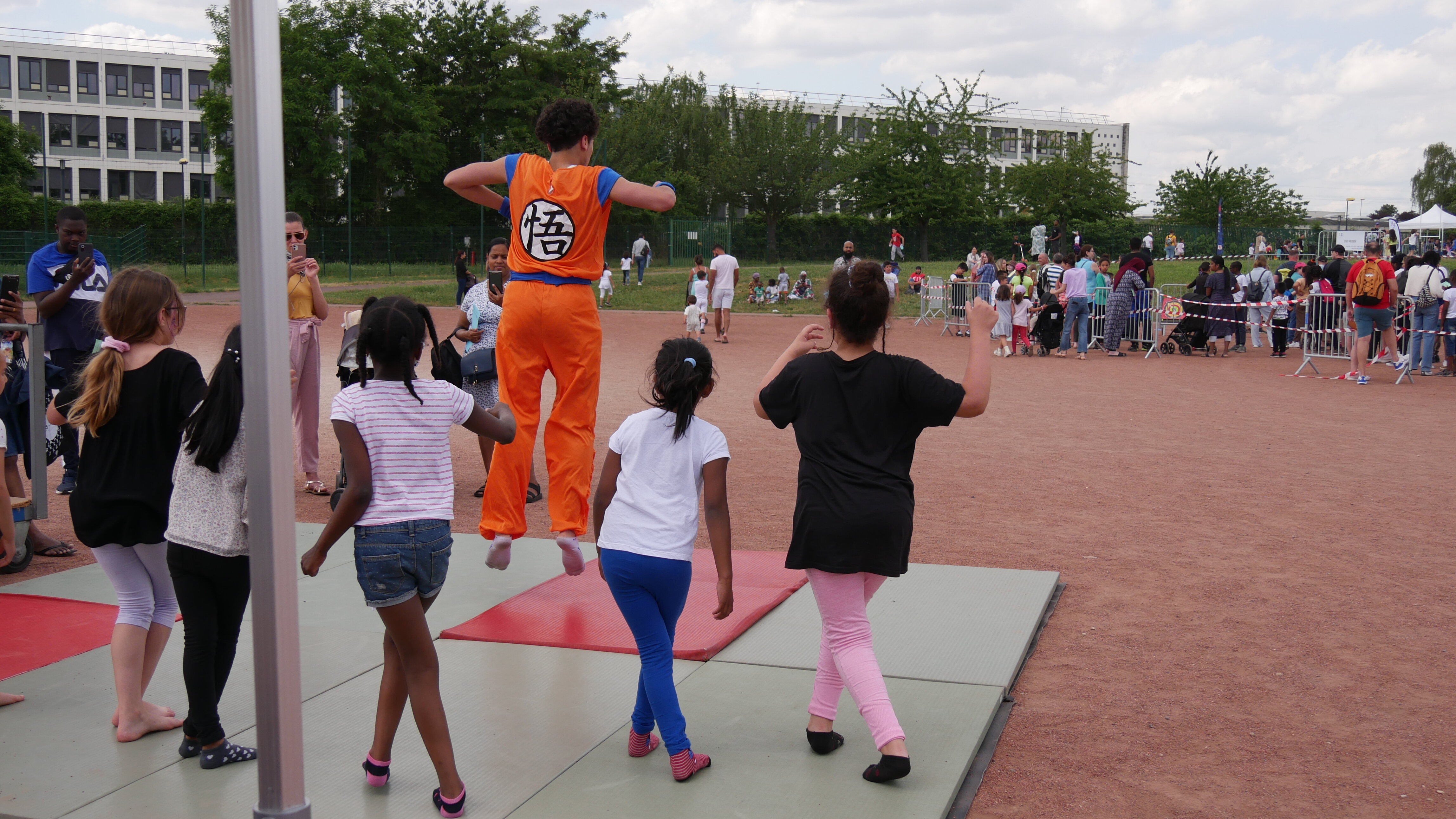 Enfants qui dansent sur les tapis lors de la Fête des enfants de Chelles