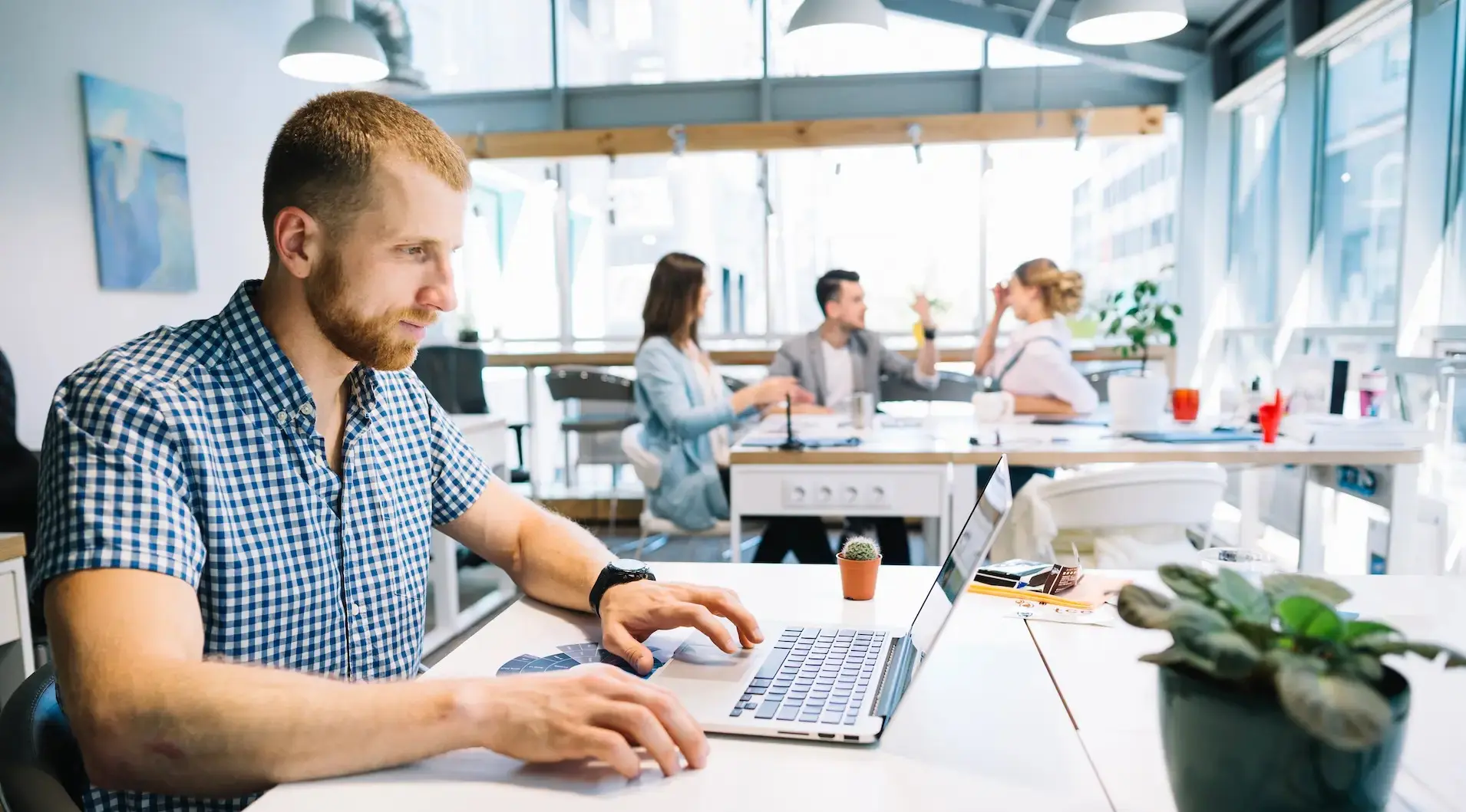 Bureaux partagés en flex office : avec ou sans réservation ?