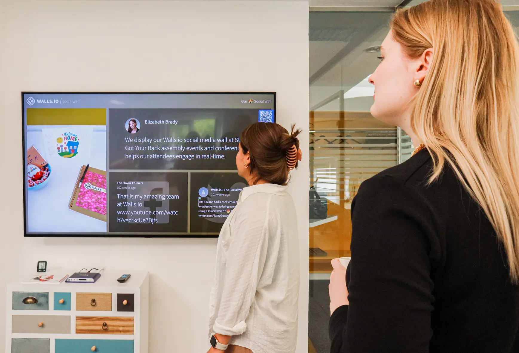 Collaborateurs devant un écran d'affichage dynamique