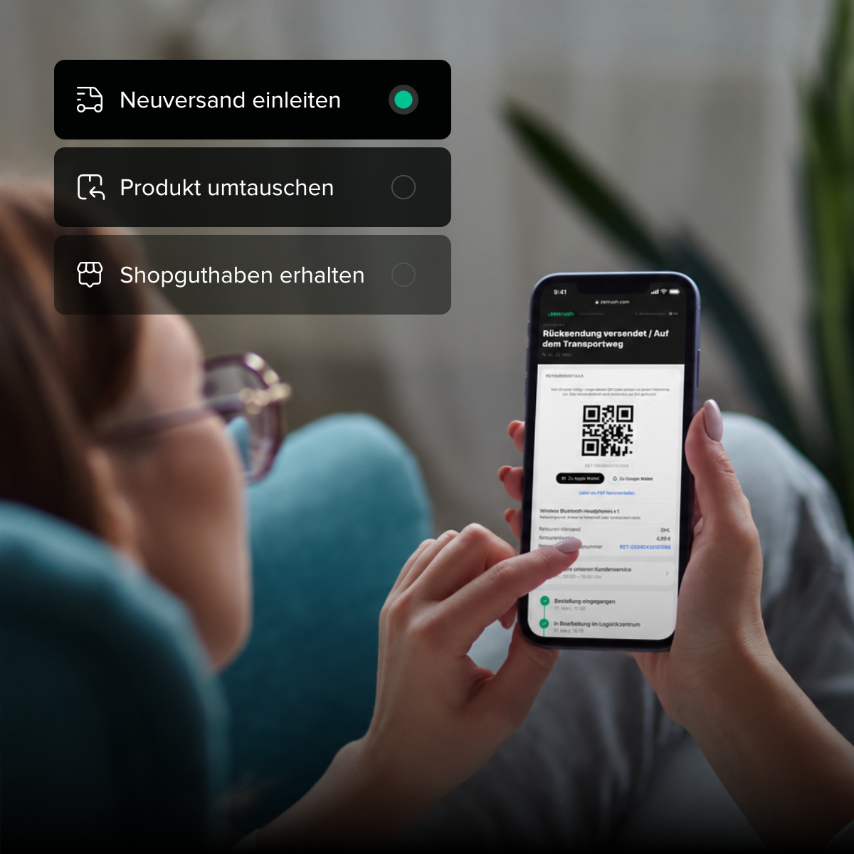 Frau mit Smartphone und Retouren-QR-Code in der Zenrush® App, Optionen Neuversand, Umtausch oder Shopguthaben