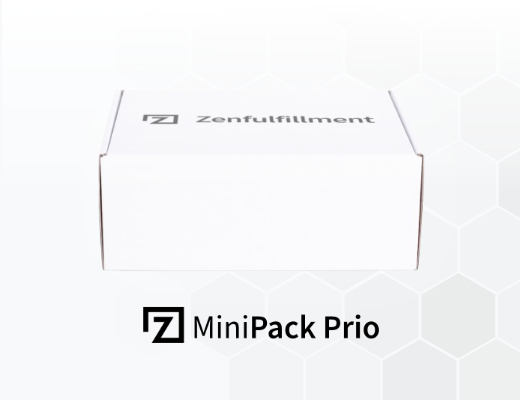 Weißer Versandkarton mit Zenfulfillment-Logo, Versandprodukt MiniPack Prio