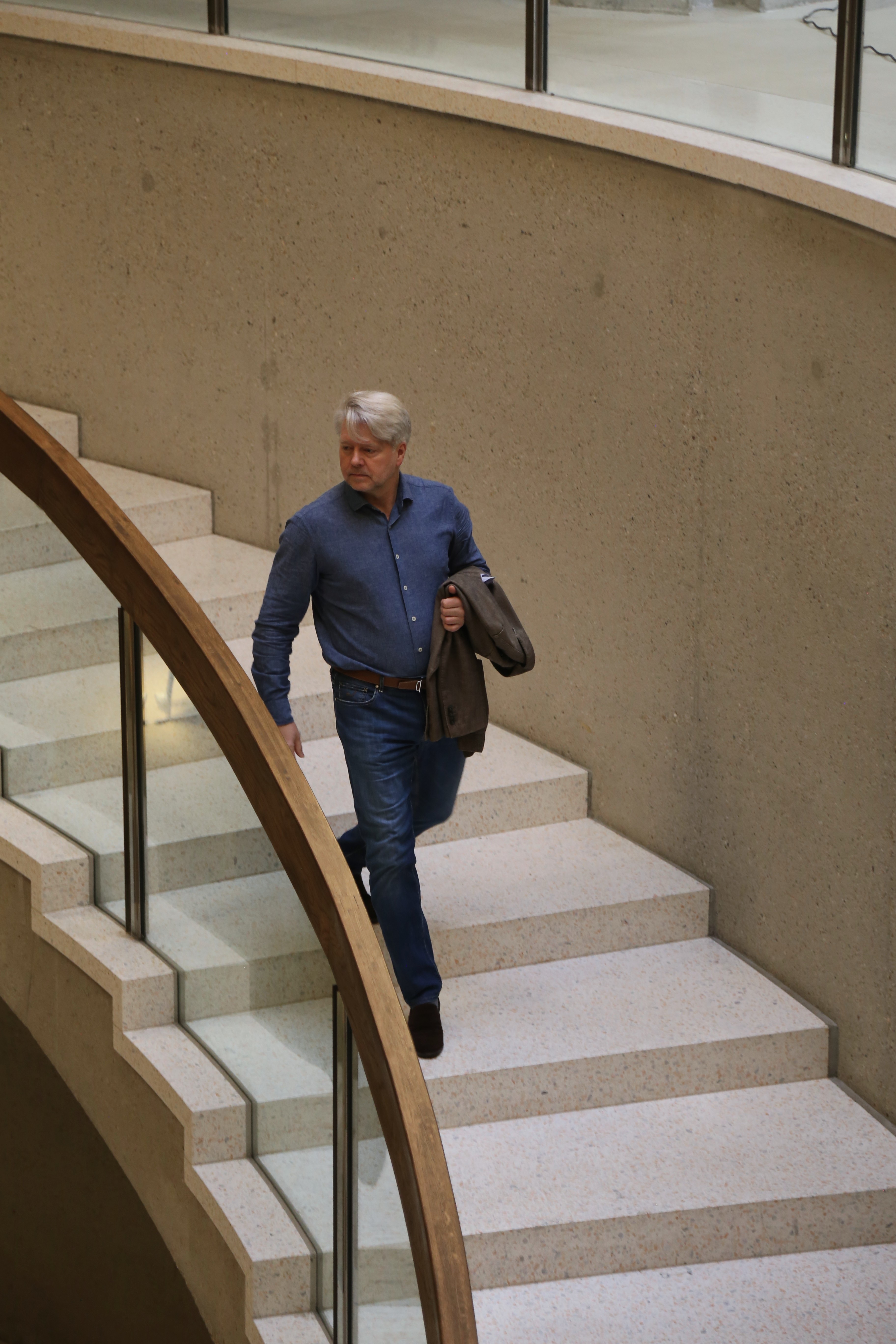 Olivier Meire qui regarde la vue depuis un rooftop