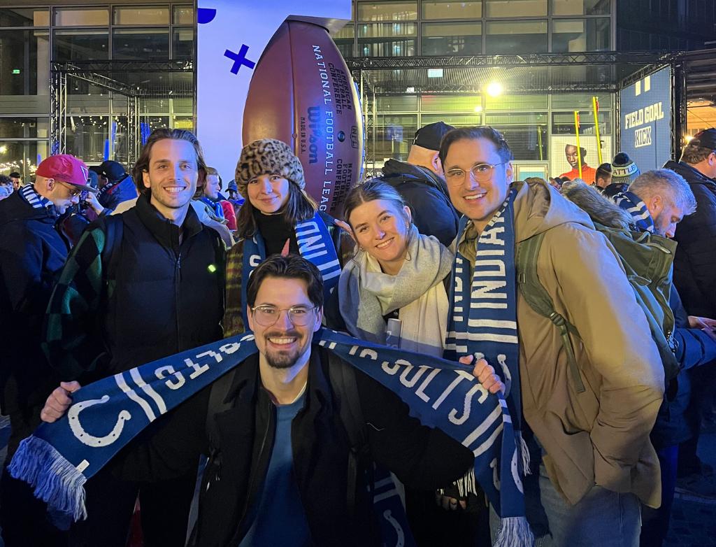 Sieger*innen der Maniac Studios Olympiade strecken Pokal in die Luft