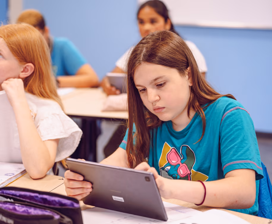 Image d’une fille étudiant à l’aide d’une tablette