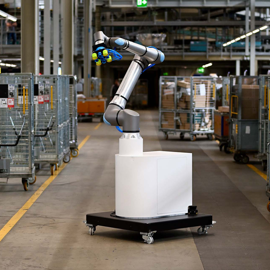 Flink robot arm in a logistics warehouse