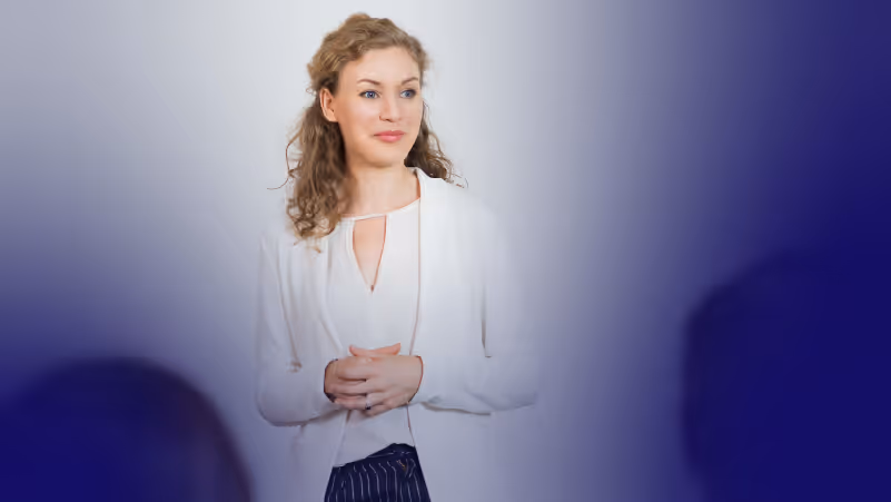 Cum să vorbești în public fără frică – Sfaturi de la Dani Oțil