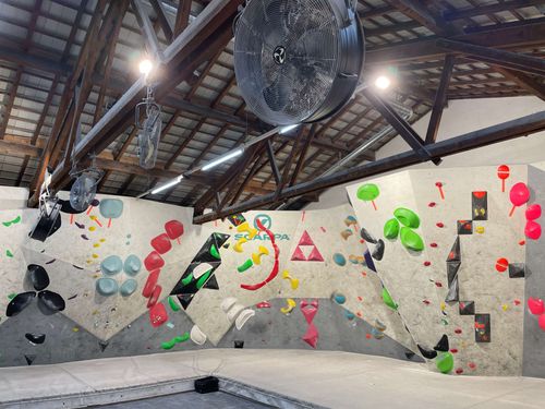 la foto che rappresenta la palestra di arrampicata indoor - bouldering