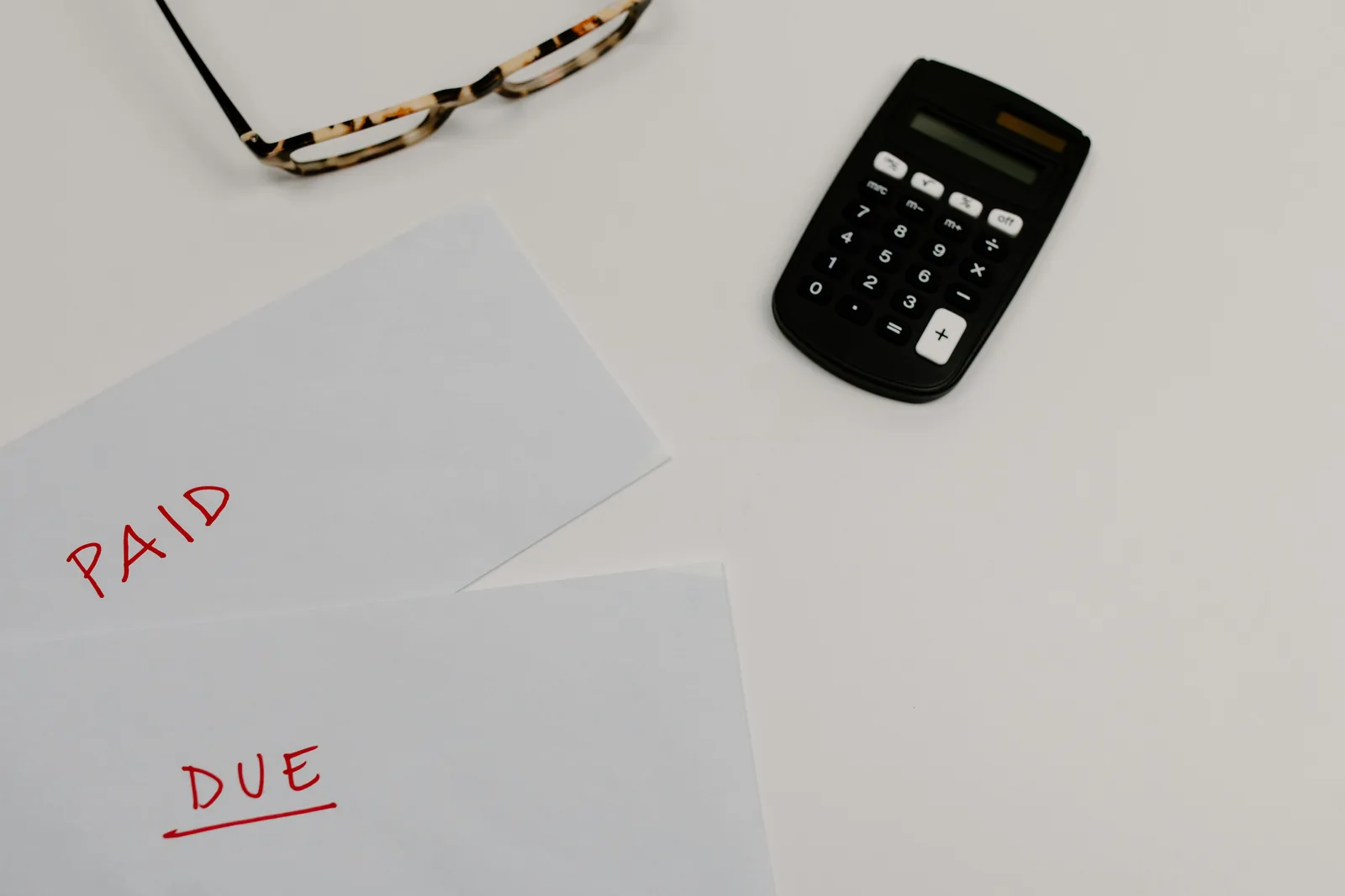 Refuser une succession vous protège des dettes. Découvrez qui les paie ensuite : héritiers, créanciers ou État, et comment protéger vos biens.