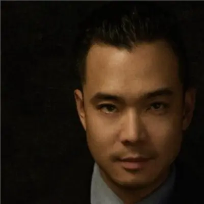 Portrait d'un homme en costume sur fond sombre