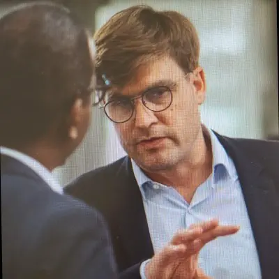 Portrait d'un homme à lunettes en discussion lors d'un entretien professionnel