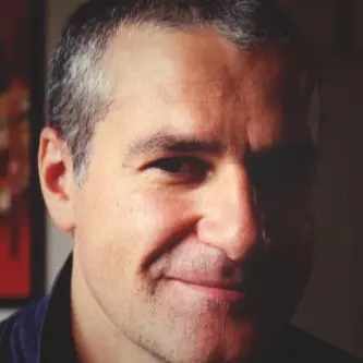 Portrait d'un homme souriant aux cheveux poivre et sel