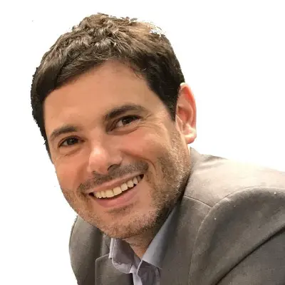 Portrait d'un homme souriant en veste grise, Cyril Courtonne