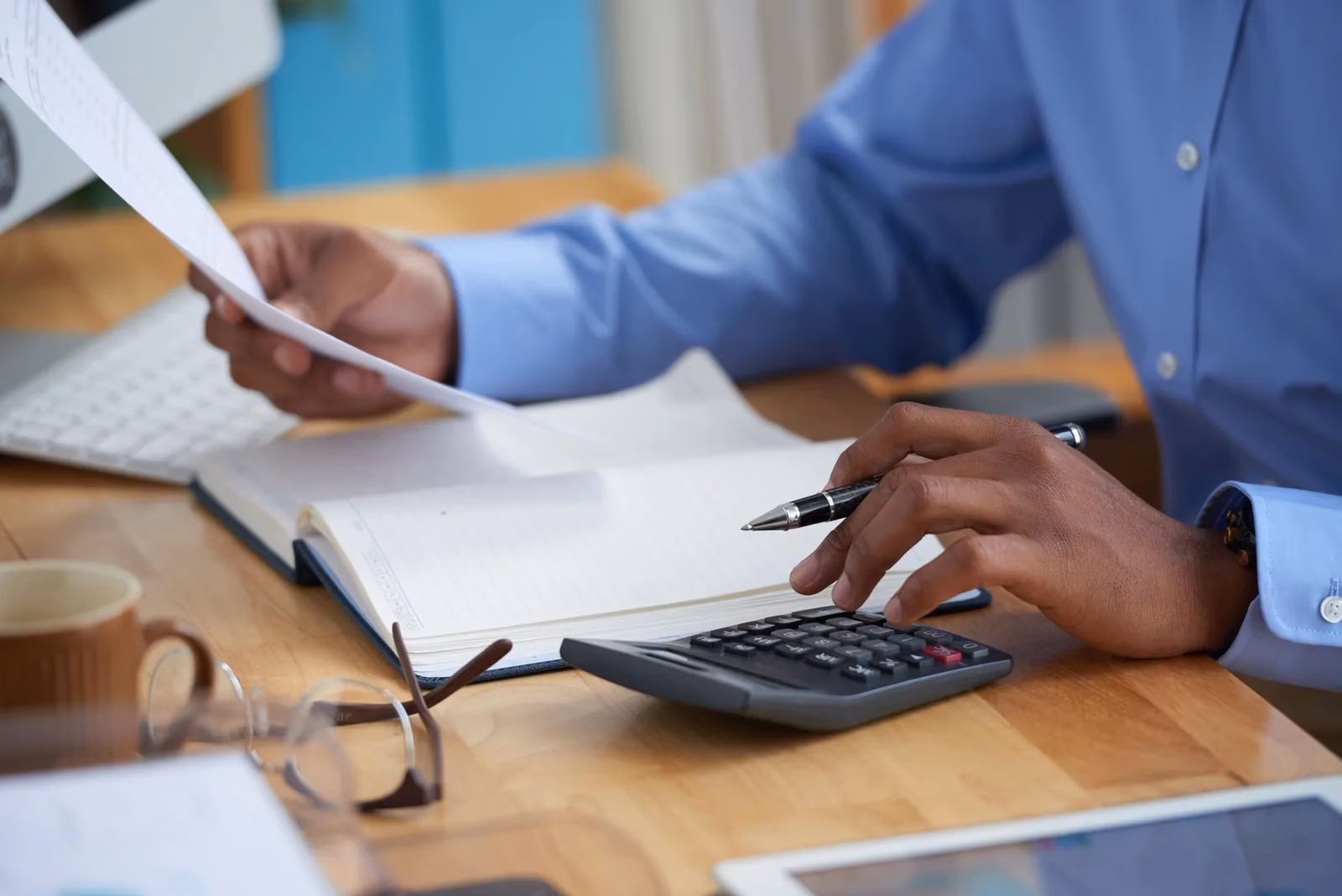 homme calculant finances