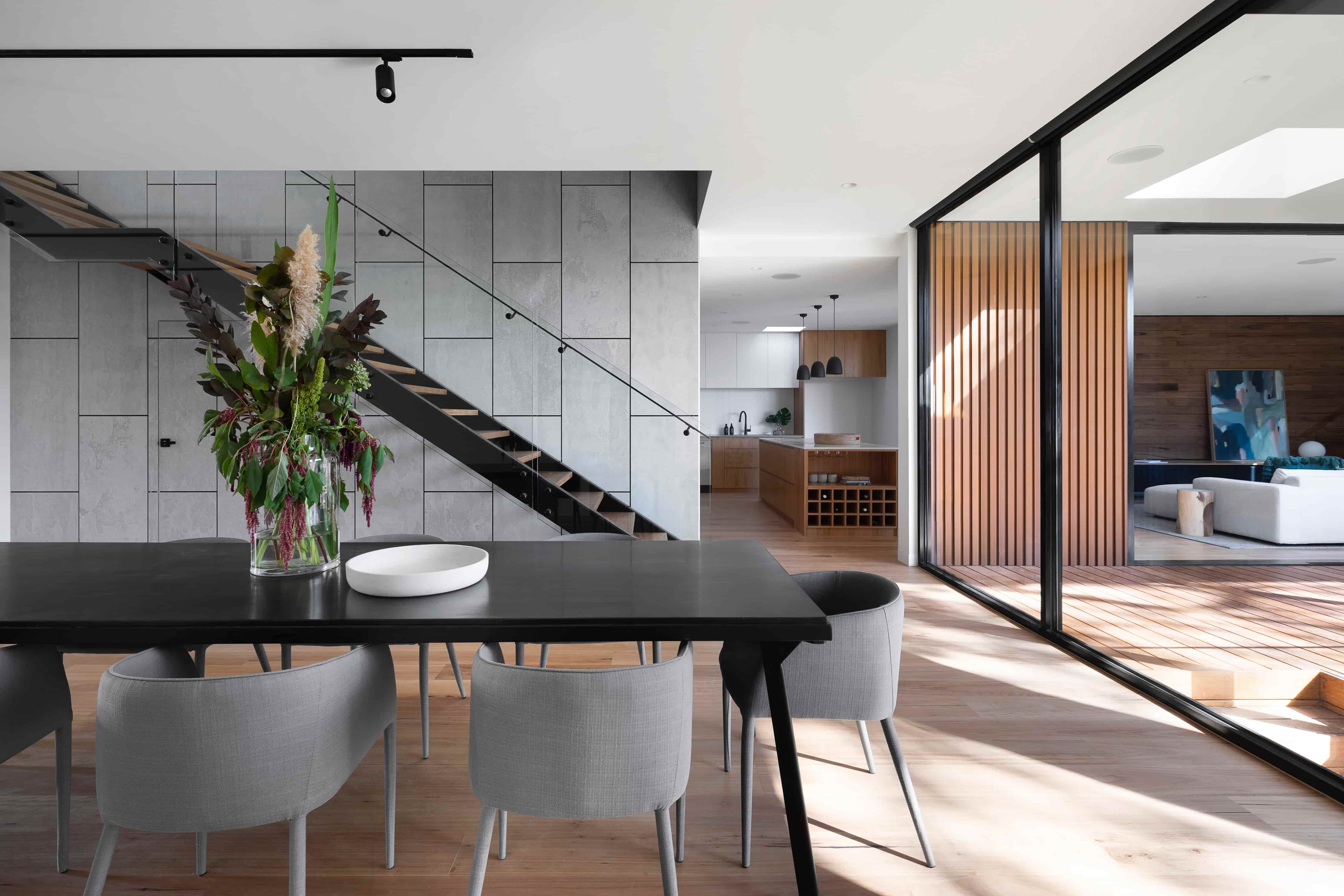 Vue sur la salle à manger et la cuisine d'une villa moderne