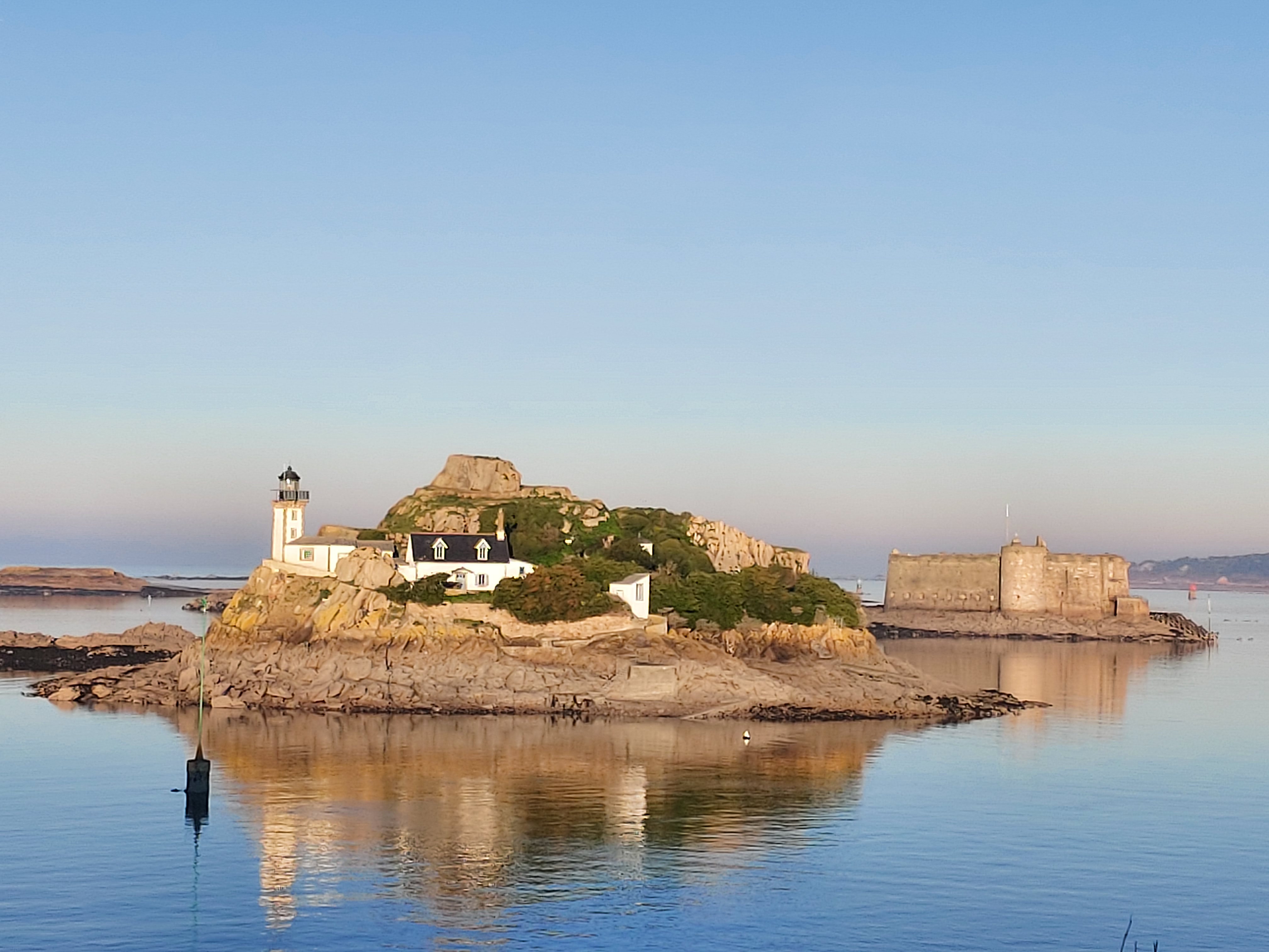 L'Ile Louet et le Chateau du Taureau dans la bai de Morlaix en France