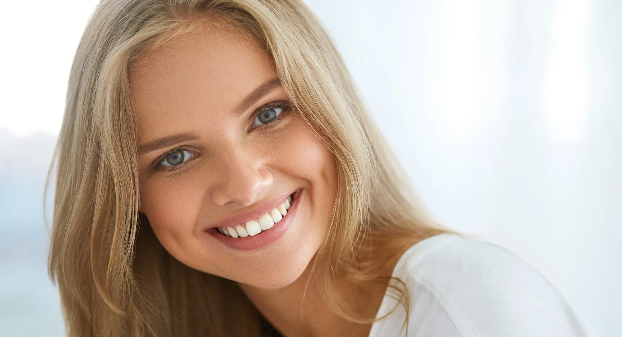 Lachende Frau mit blonden Haaren