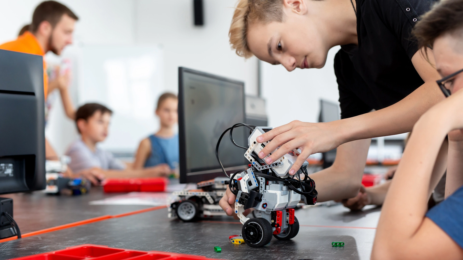 VEX and Spero both use Cadasio to create interactive assembly instructions