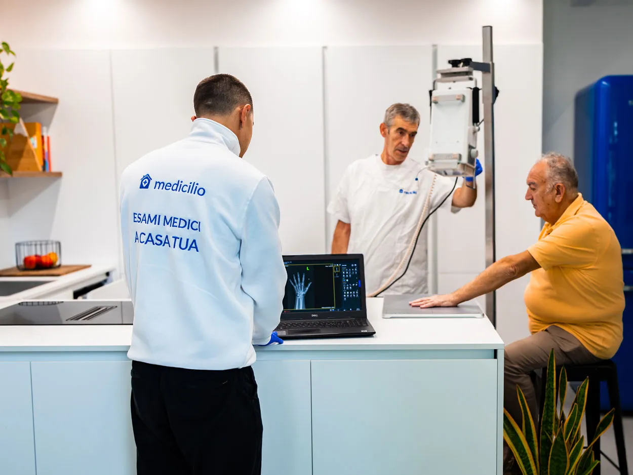 Circular diagram illustrating care sectors for fragile or chronic patients: Struttura with hospital and outpatient care, Territorio with home health and social services, and Digitale with telemonitoring and teleconsultations.