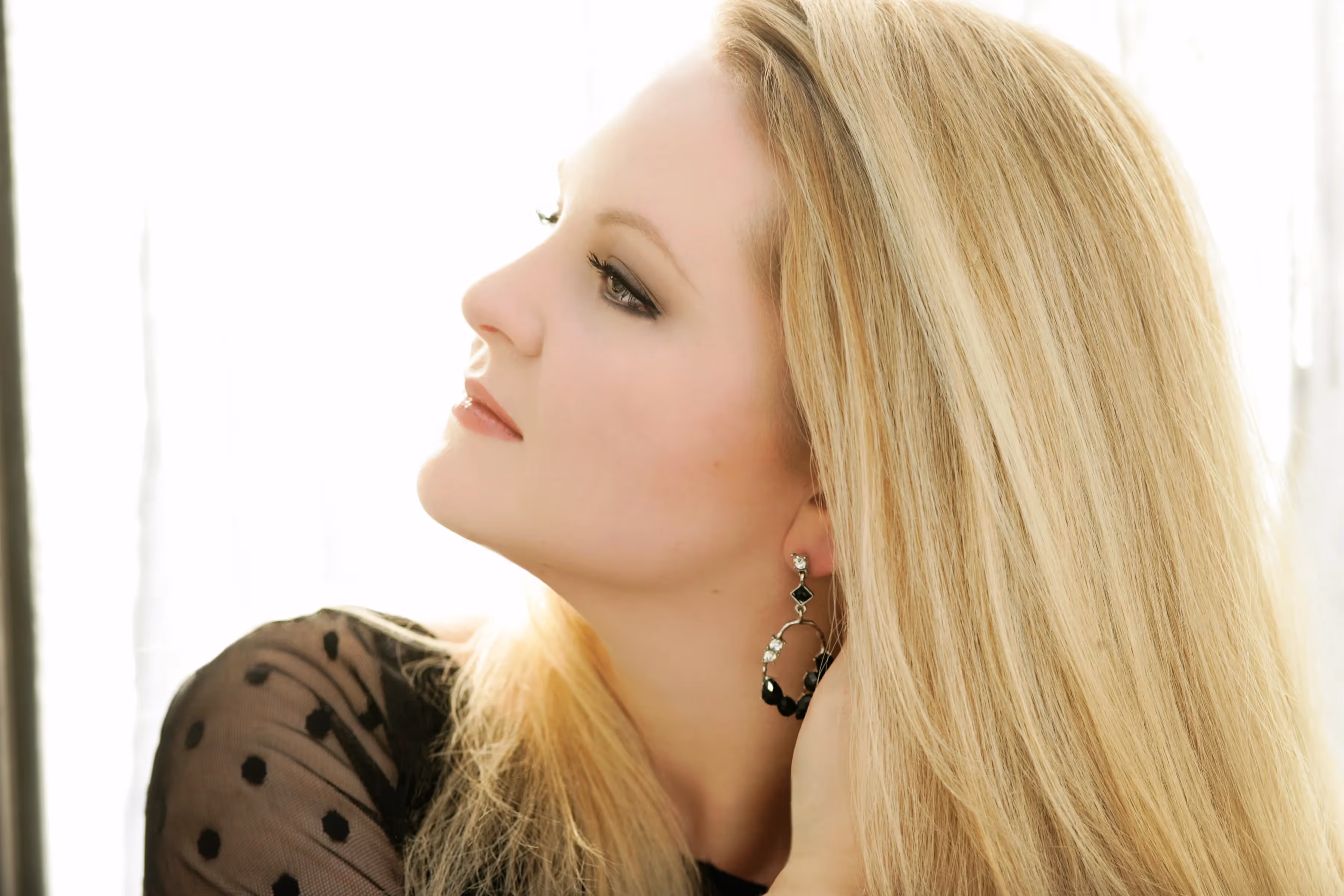 “SENZA TRUCCO!”… ELIZABETH DESHONG