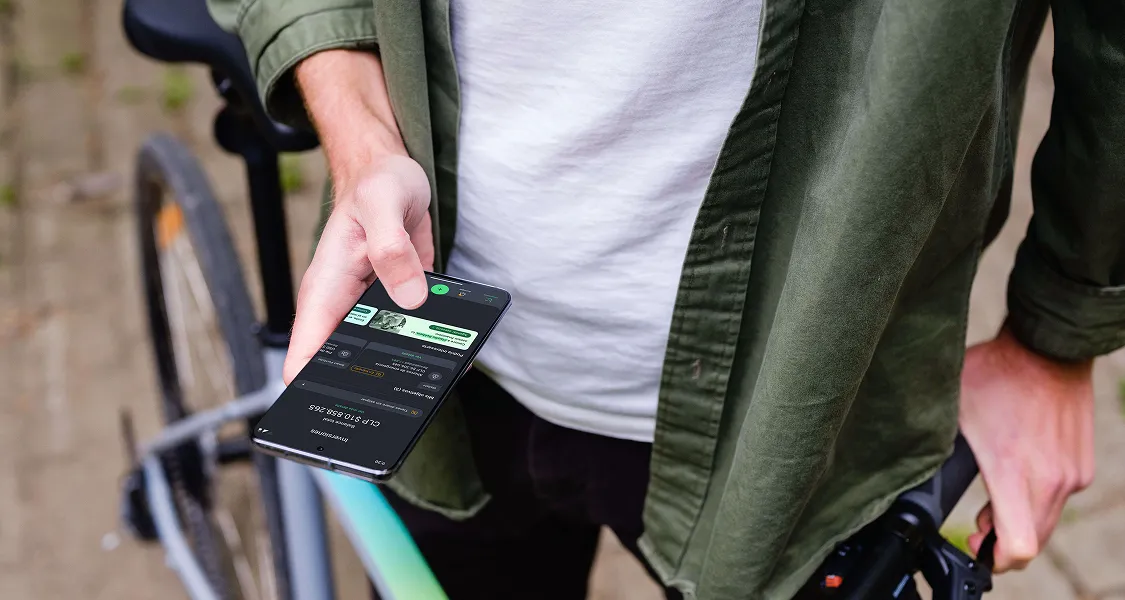 Persona usando la app de Holdo
