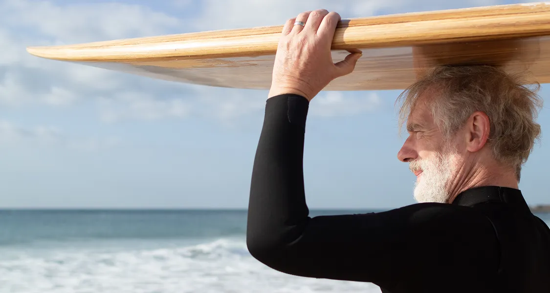 Persona jubilada en la playa
