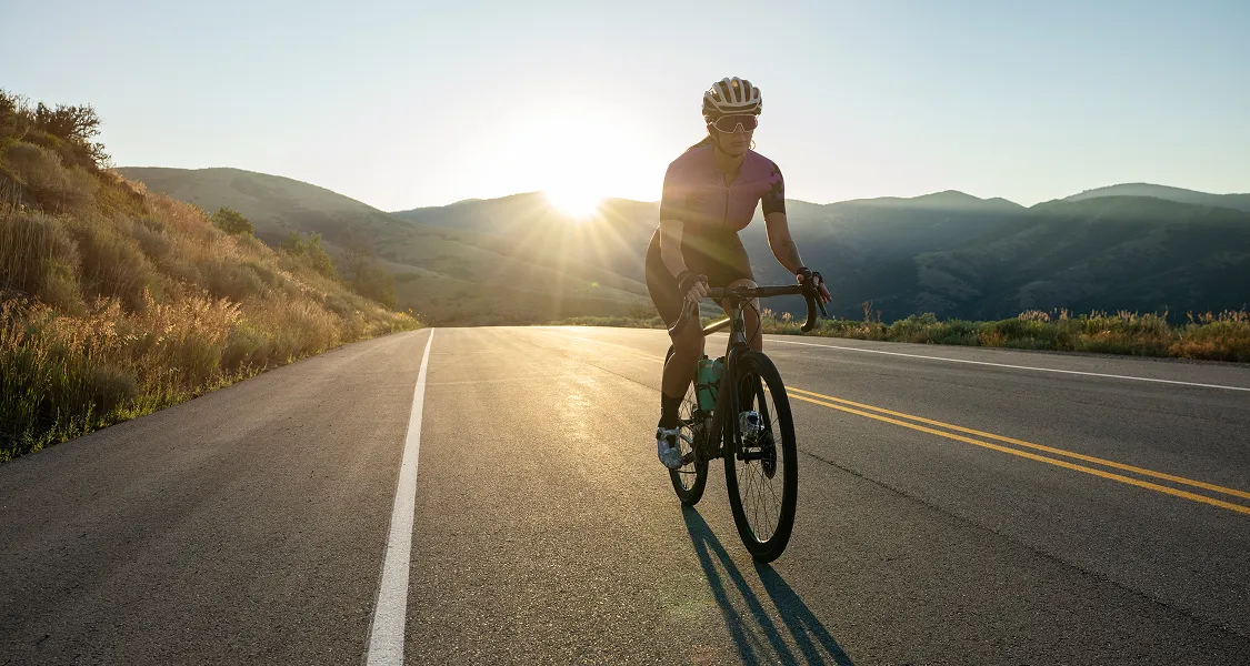 Persona en bicicleta siguiendo sus metas