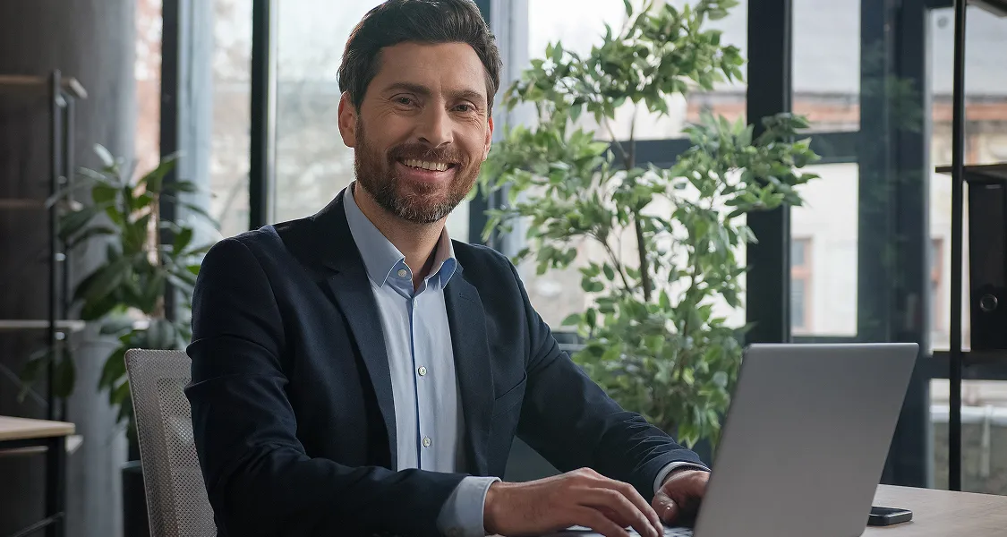 Persona en la computadora