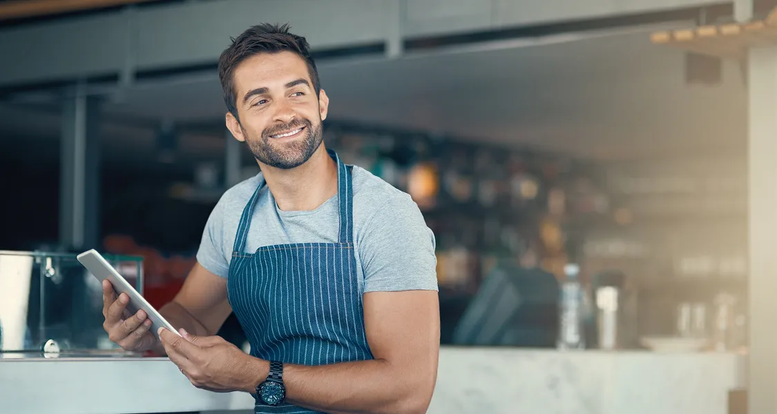 Emprendedor con una tablet en sus manos