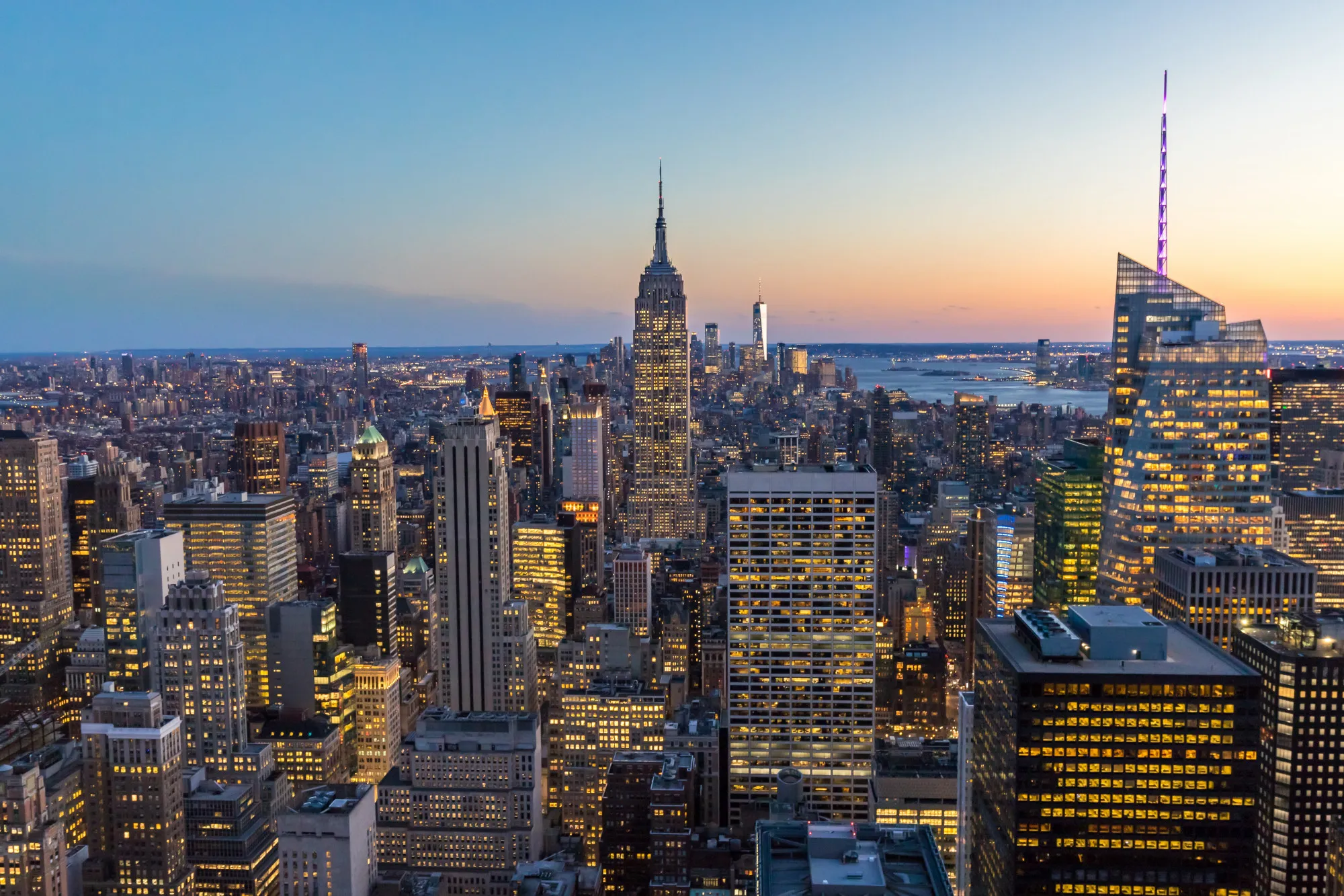 Ciudad de New York en el fondo