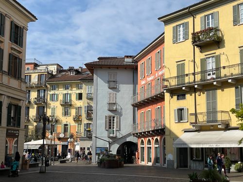 Intra: Ein lebendiges Zentrum am Ufer des Lago Maggiore