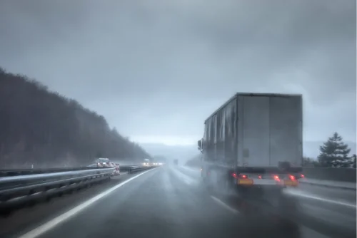 auto en carretera bajo lluvia y viento fuerte en Chile
