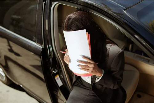 Persona revisando documentos para solicitar un crédito automotriz en Chile