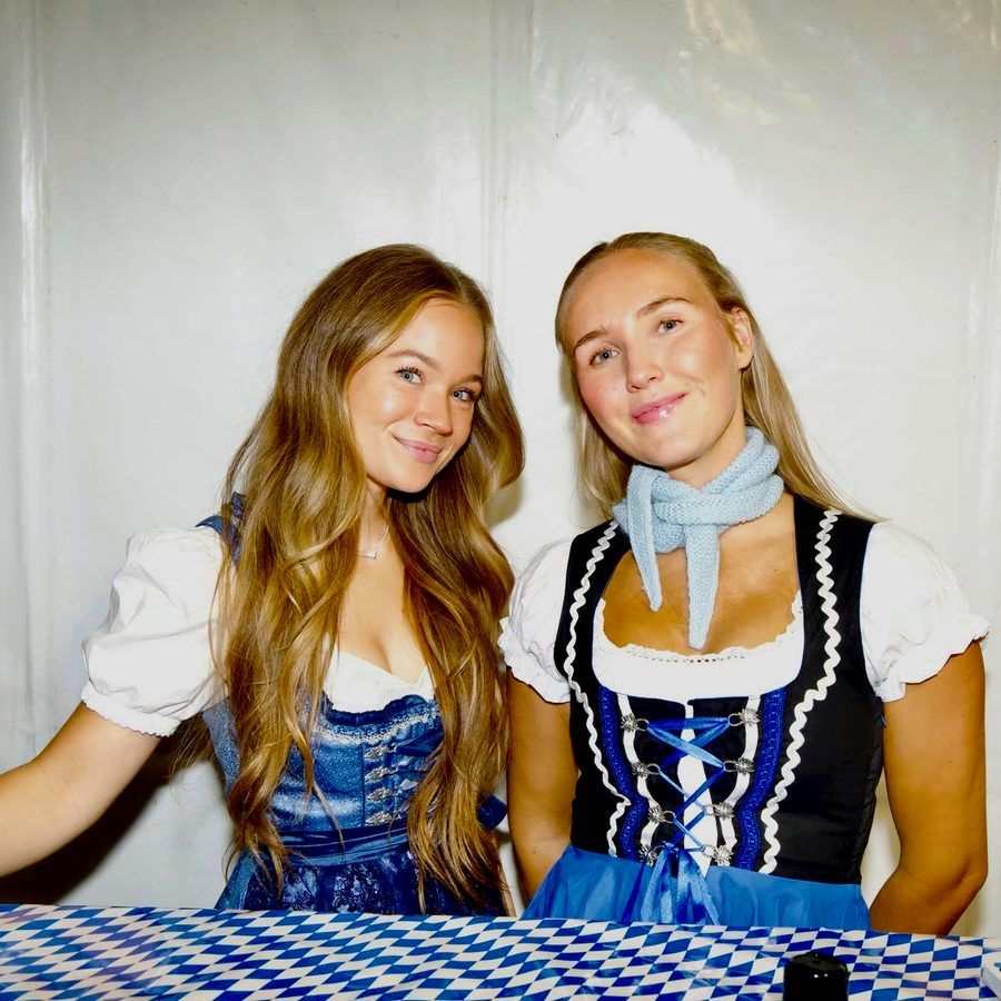 To gjester i dirndl ved langbordet