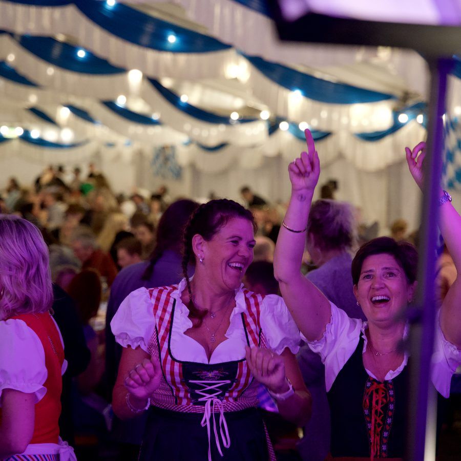 Gjester i dirndl som danser