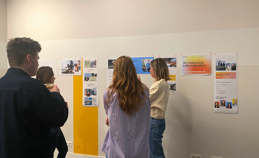 Twee personen zijn bezig met een sessie en plakken dingen op de muur.