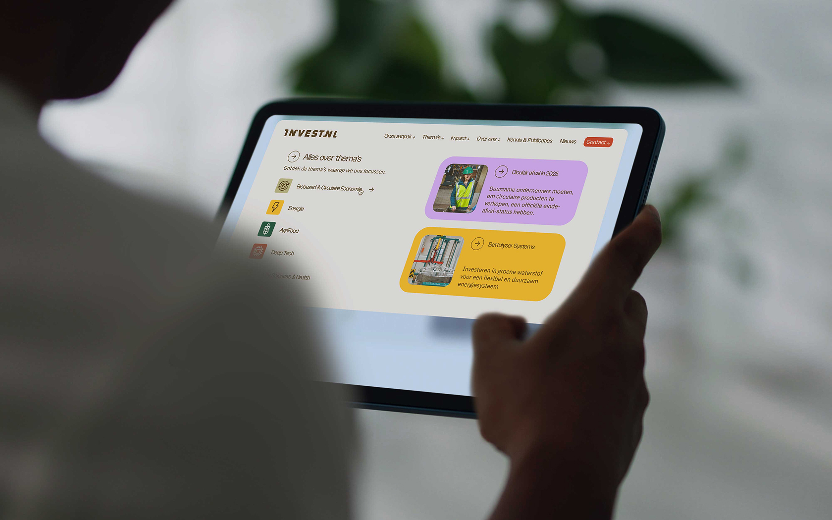Je ziet een tablet met daarop de InvestNL website