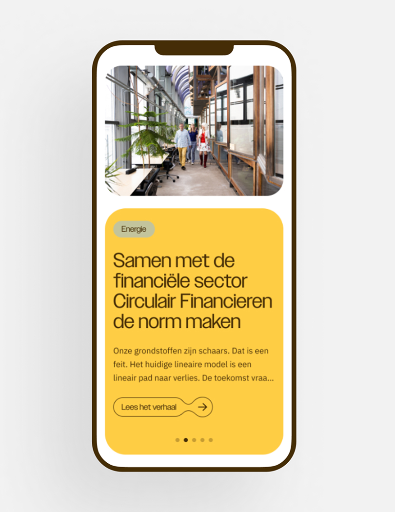 Telefoon met een schermafbeelding van de Invest-NL website.