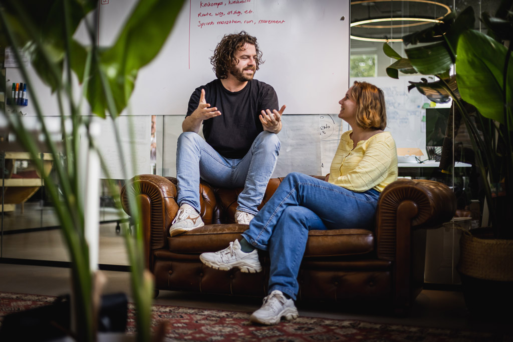 Twee greenberries op een bank in gesprek