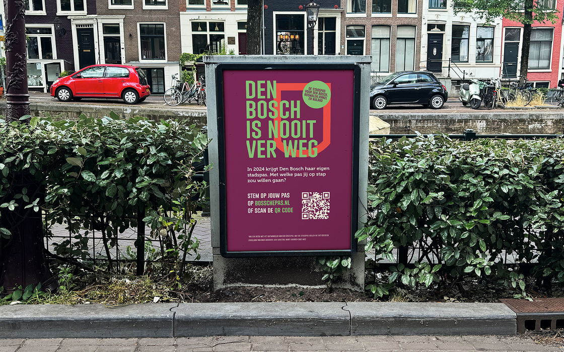 foto van een reclamezuil met een poster van dit project