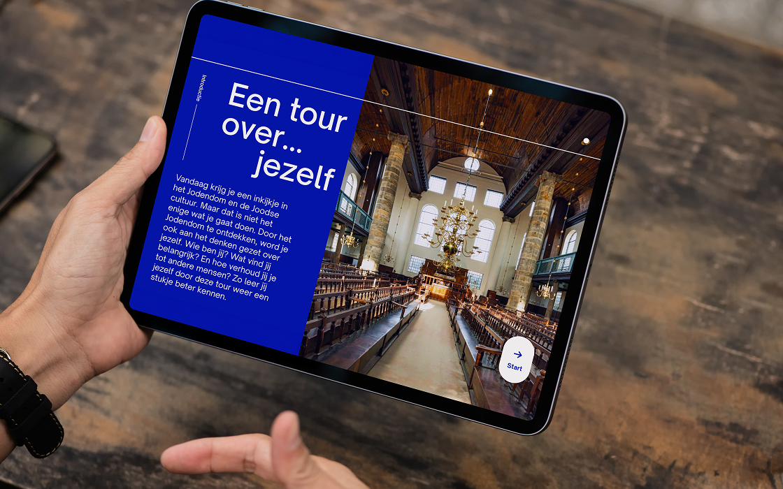 tablet met de app vastgehouden door twee handen