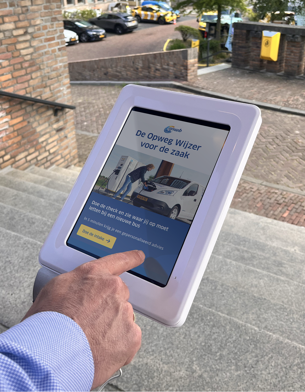Een tablet met een hand die de tool bedient
