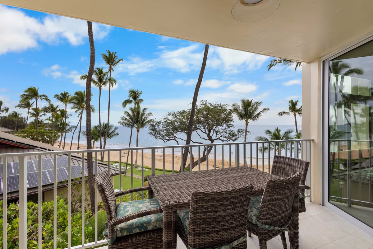 A private lanai with table and chairs looking out over the ocean
