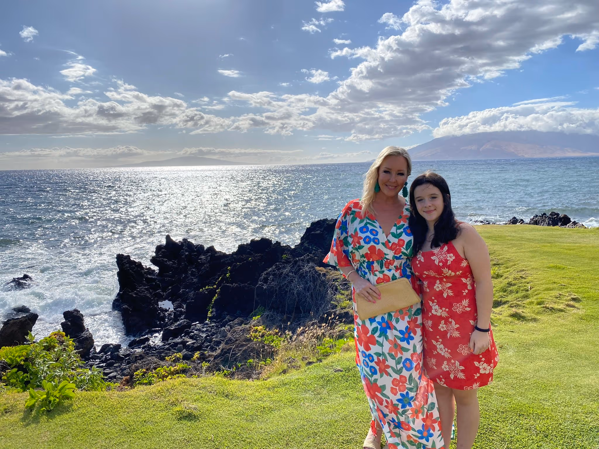 Deanna and her daughter, Presleigh, pose for a photo in front of the Pacific Ocean during their stay at Hale Pau Hana..