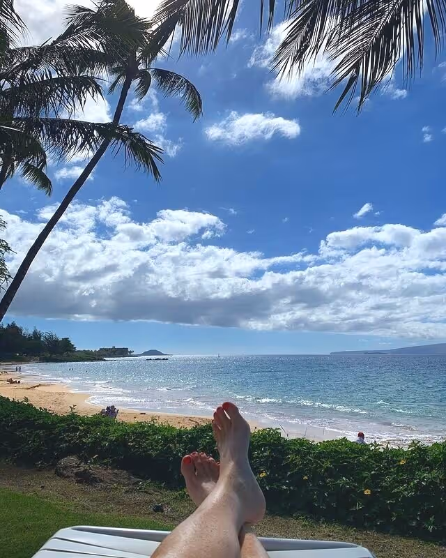 relaxing on green lawn on maui Photo courtesy @andreacarternotary