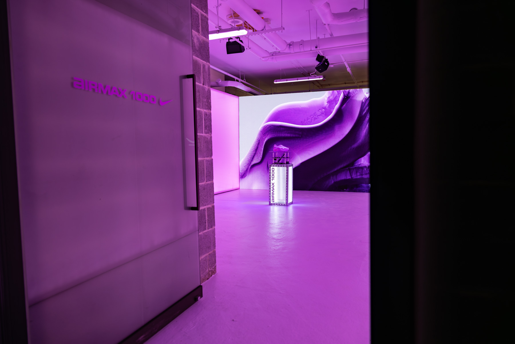 nike supply space air max 1000