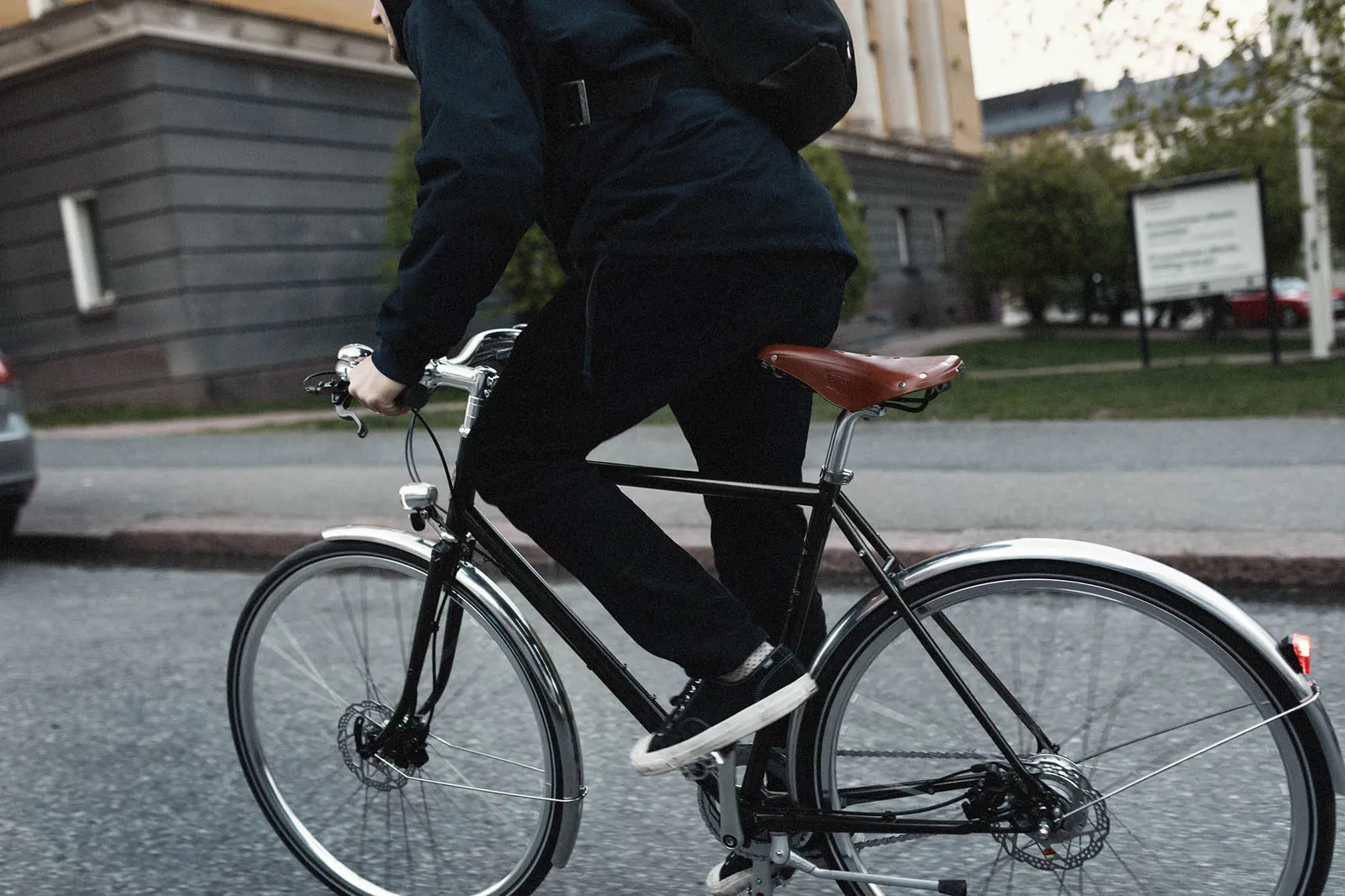 Black Pelago bike with a classic frame, brown saddle, city rider