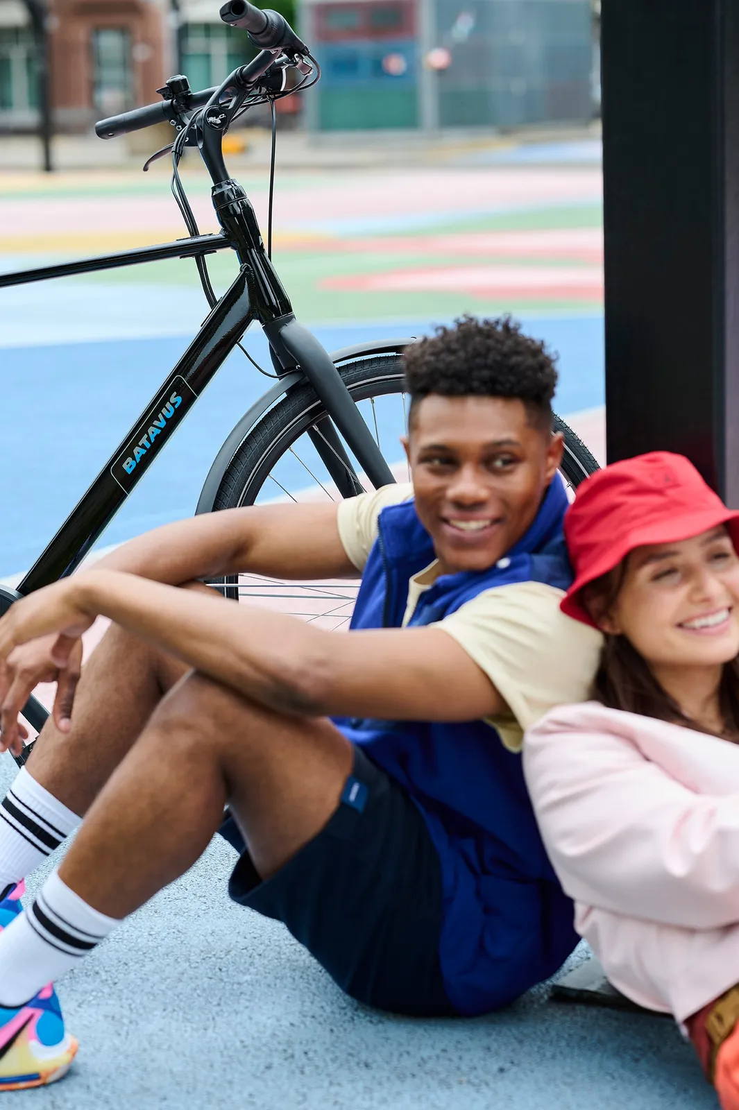 Black Batavus bike with an urban frame against a colorful background