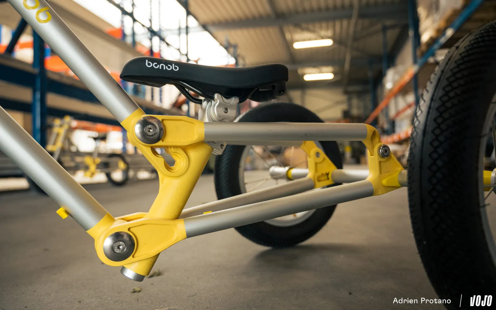 Détail du cadre Bonob : tubes en aluminium et raccords jaunes en configuration tricycle