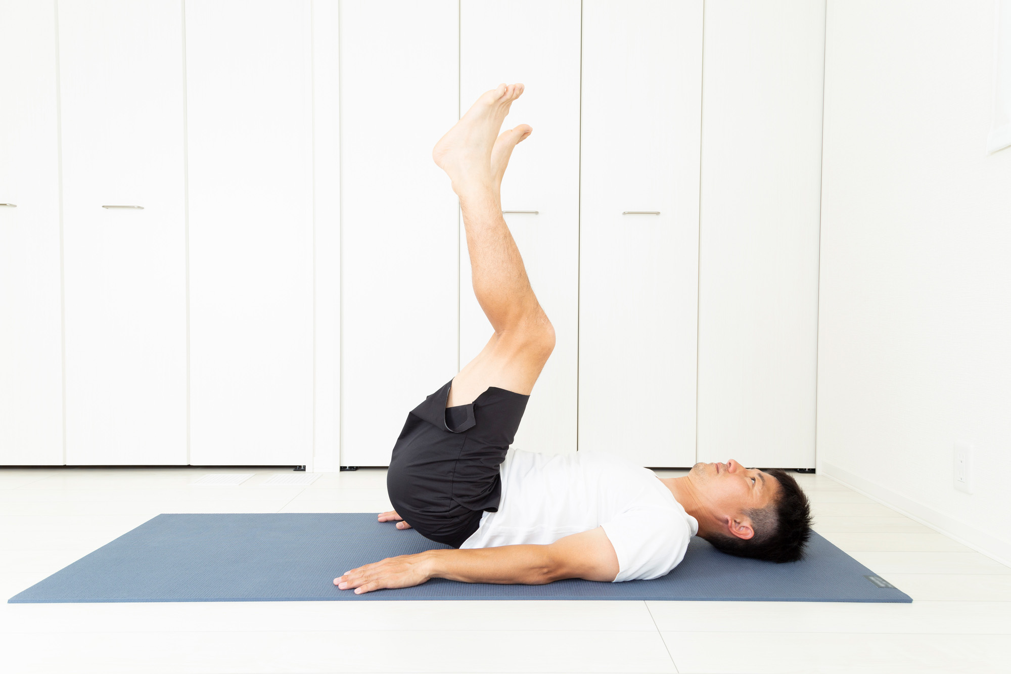 Asian male doing leg raises