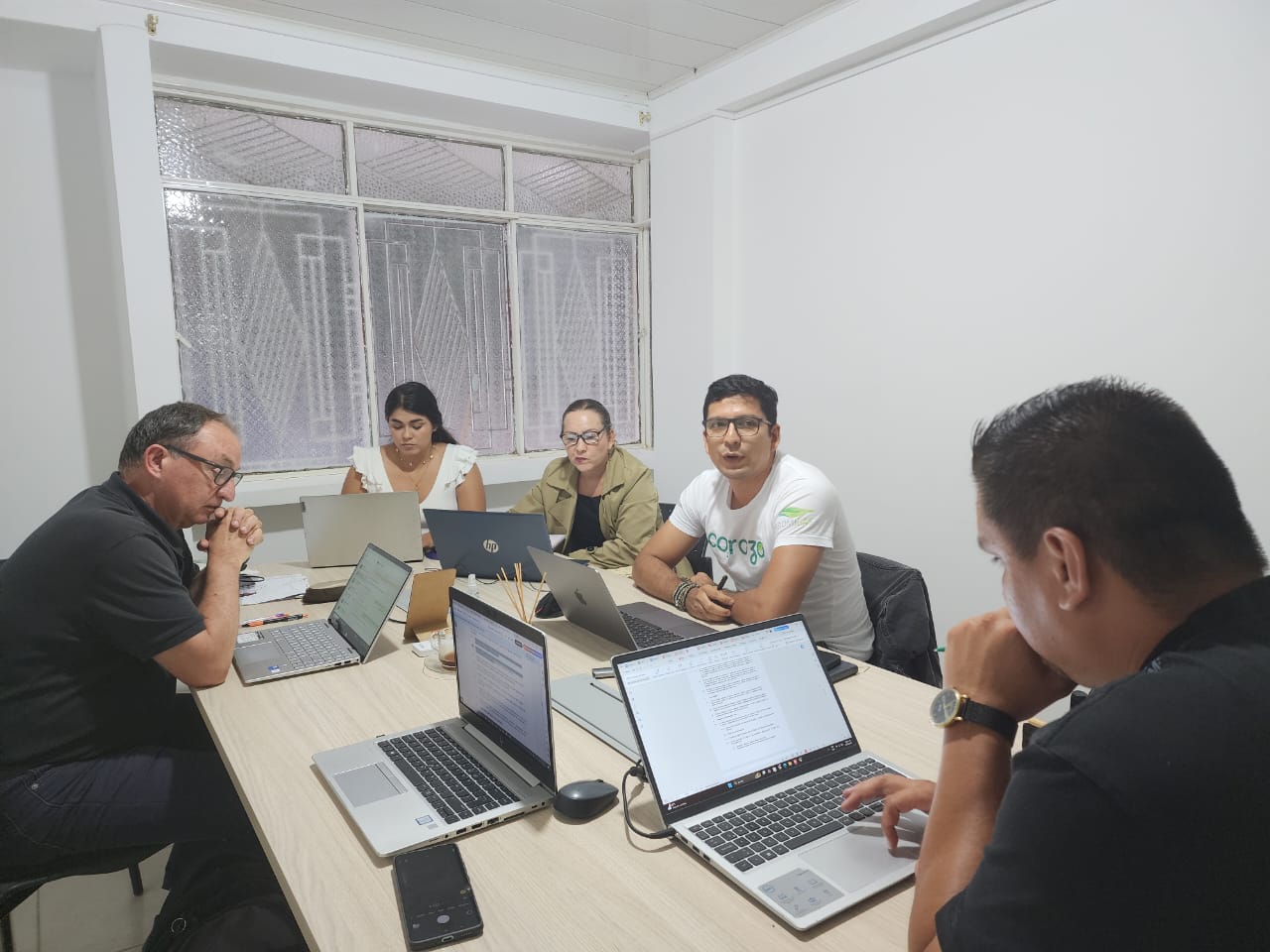 Reunión de trabajo en la sede de CORCRESER en Santa Rosa del Sur, donde representantes de las organizaciones aliadas revisan los términos del convenio de conservación